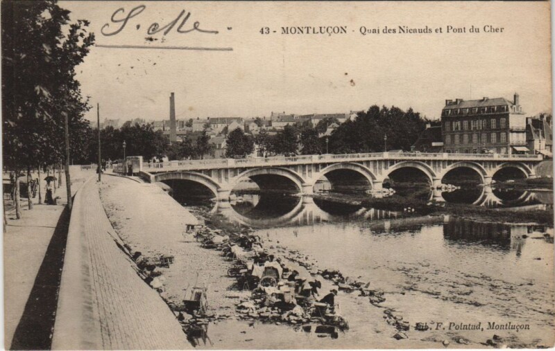 Carte postale ancienne Montlucon Quai des Nicauds et Pont du Cher