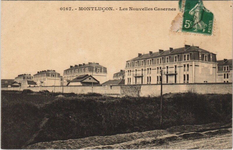 Carte postale ancienne Montlucon Les Nouvelles Casernes