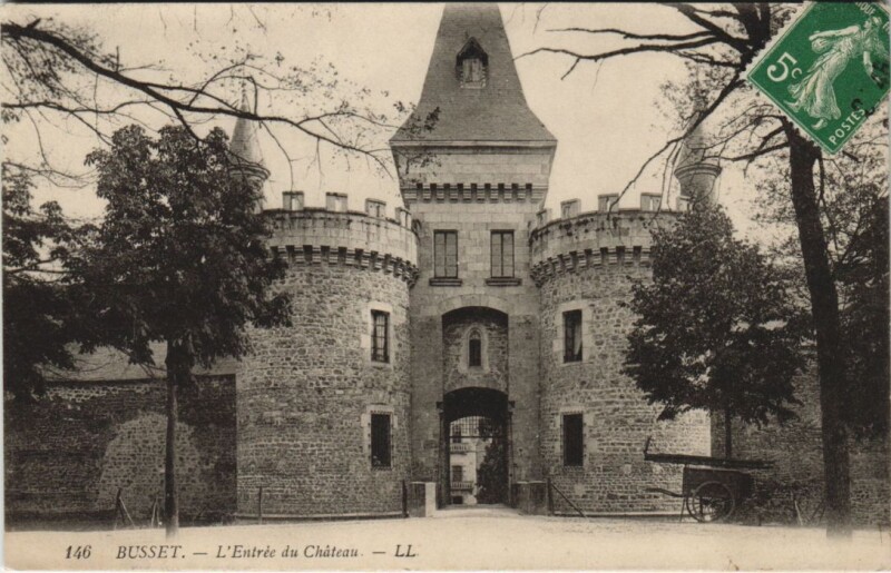 Carte postale ancienne Busset L'Entree du Chateau à Busset