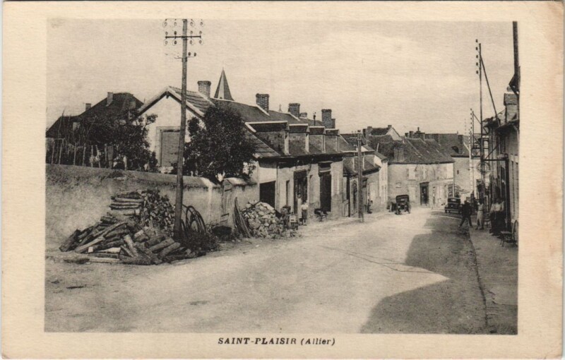 Carte postale ancienne Saint-Plaisir Street Scene à Saint-Plaisir