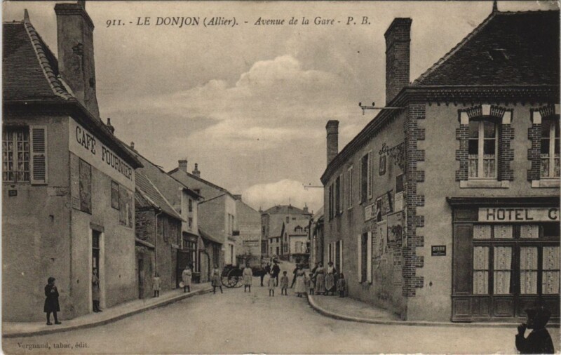 Carte postale ancienne Le Donjon Avenue de la Gare au Donjon