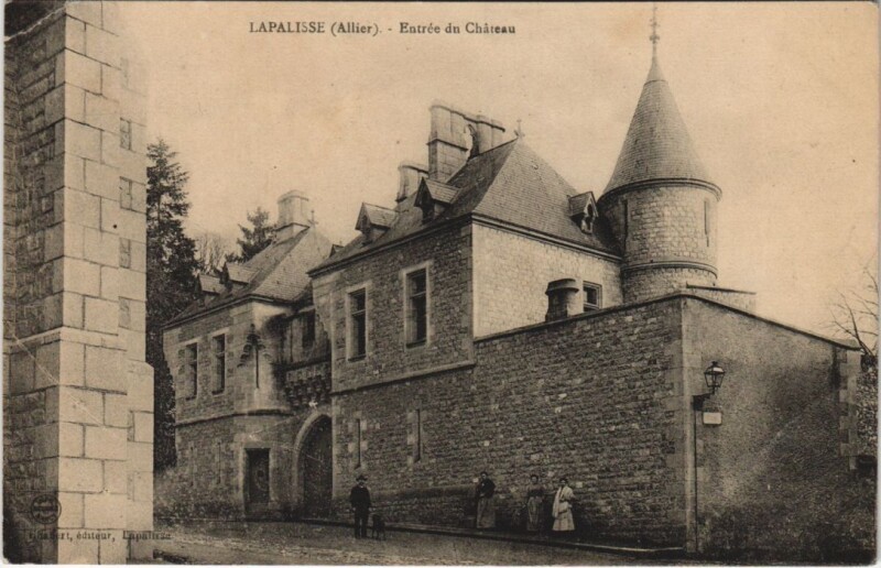 Carte postale ancienne Lapalisse Entree du Chateau à Lapalisse