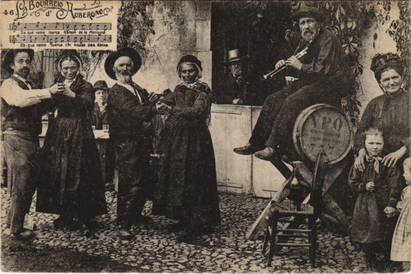 Carte postale ancienne La Bourreio d'Aubergno - Folklore