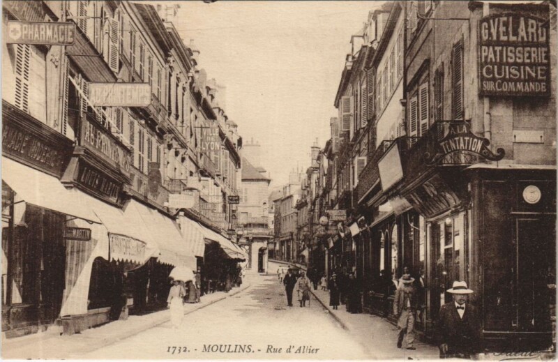 Carte postale ancienne Moulins Rue d'Allier à Moulins