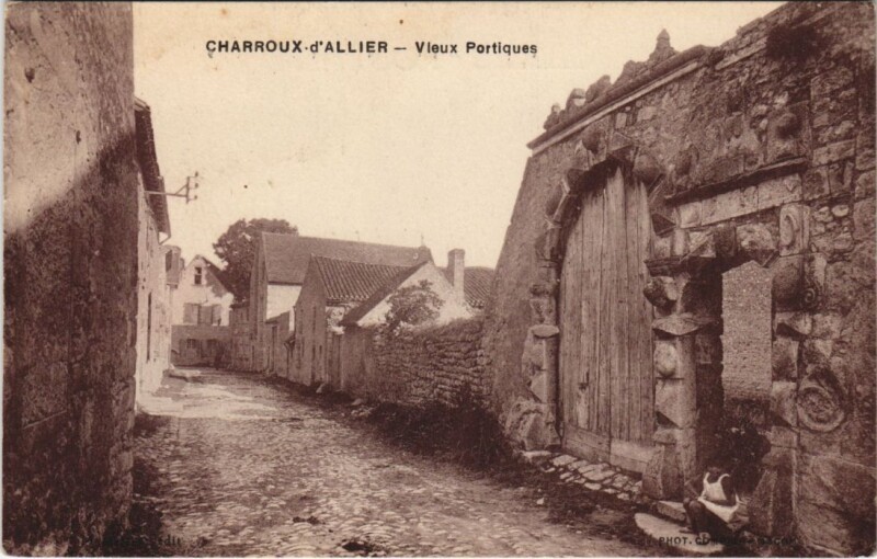 Carte postale ancienne Charroux Charroux-d'Allier - Vieux Portiques à Charroux