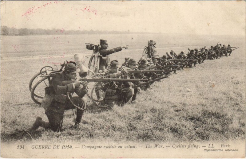 Carte postale ancienne Guerre de 1914 - Compagnie Cycliste en Action