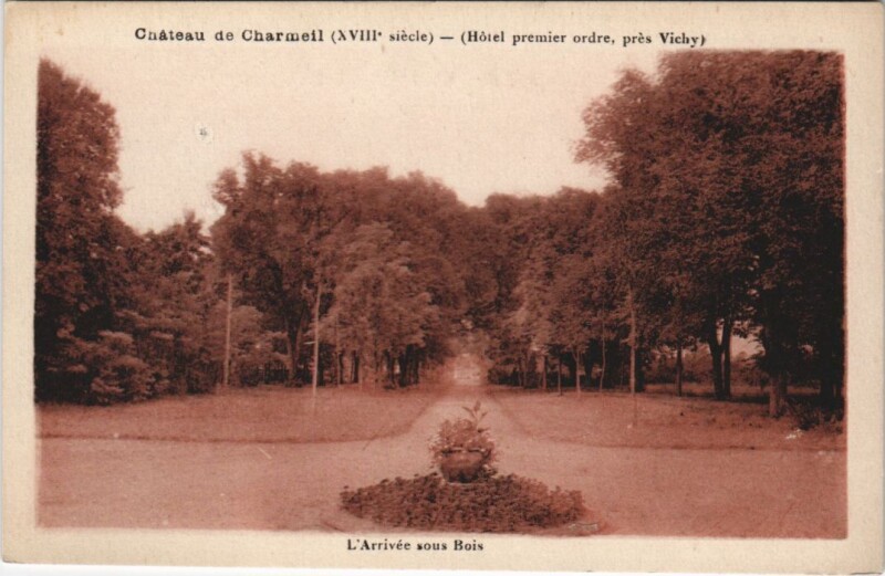 Carte postale ancienne Chateau de Charmeil - pres Vichy - L'Arrivee sous Bois à Charmeil