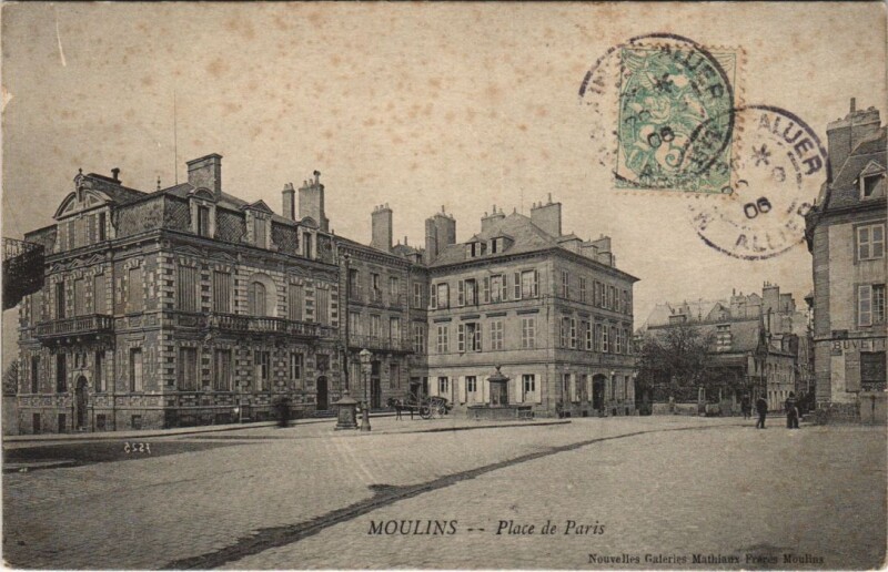 Carte postale ancienne Moulins Place de Paris à Moulins