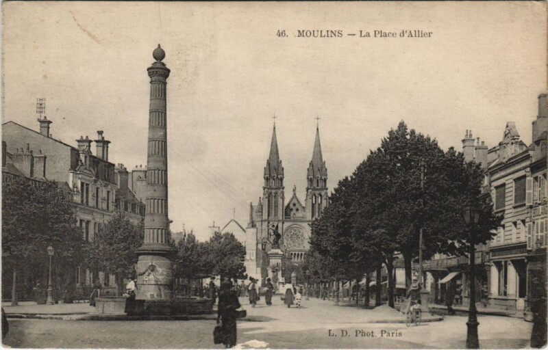 Carte postale ancienne Moulins La Place d'Allier à Moulins