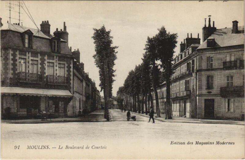 Carte postale ancienne Moulins Le Boulevard de Courtois à Moulins