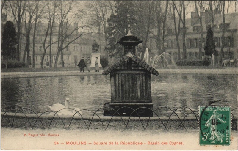 Carte postale ancienne Moulins Square de la Republique - Bassin des Cygnes à Moulins