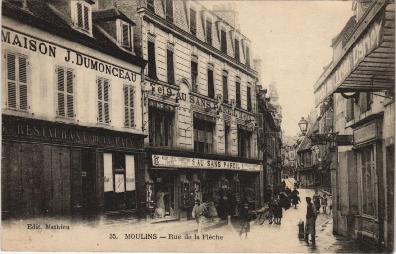Carte postale ancienne Moulins Rue de la Fleche à Moulins