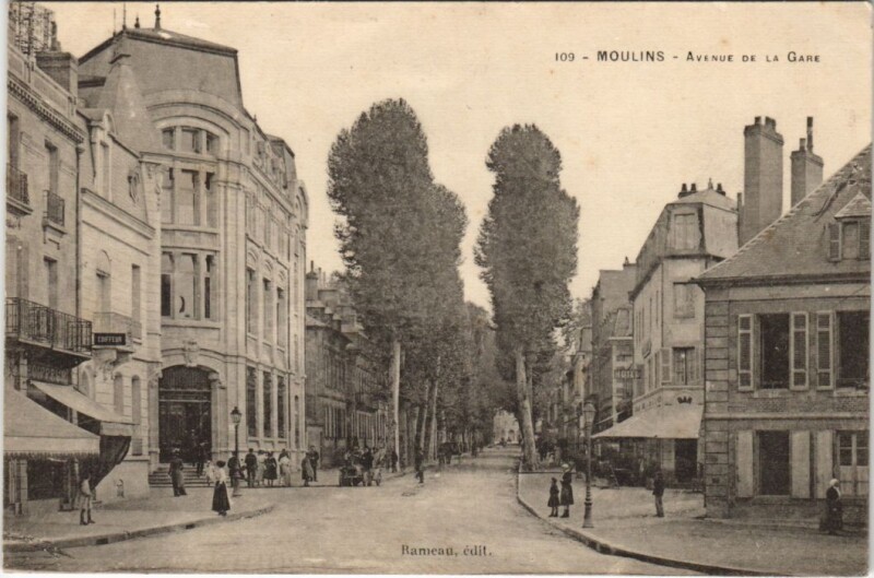 Carte postale ancienne Moulins Avenue de la Gare à Moulins
