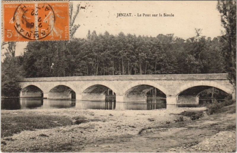 Carte postale ancienne Jenzat Le Pont sur la Sioule à Jenzat