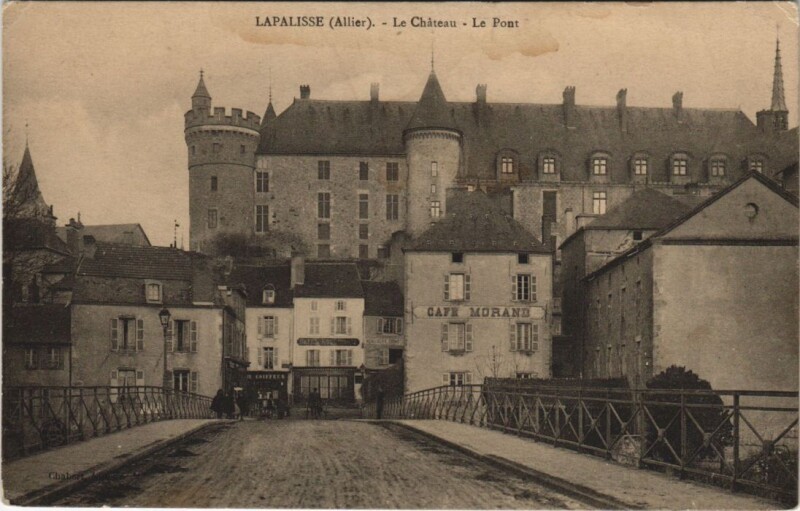 Carte postale ancienne Lapalisse Le Chateau - Le Pont à Lapalisse