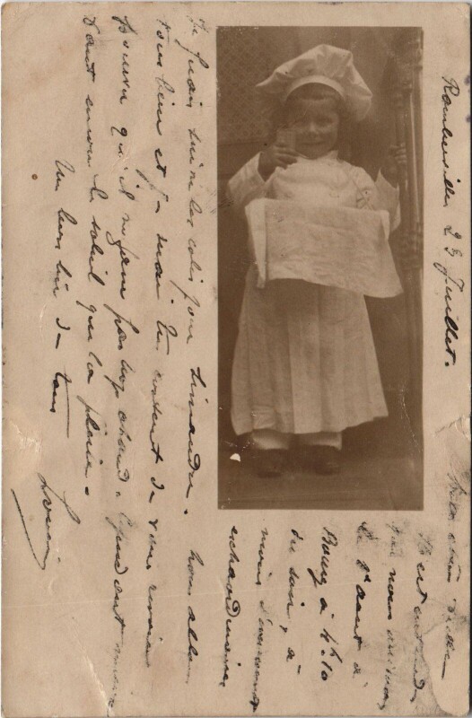 Carte postale ancienne Rambervillers - carte photo petite fille cusine à Rambervillers
