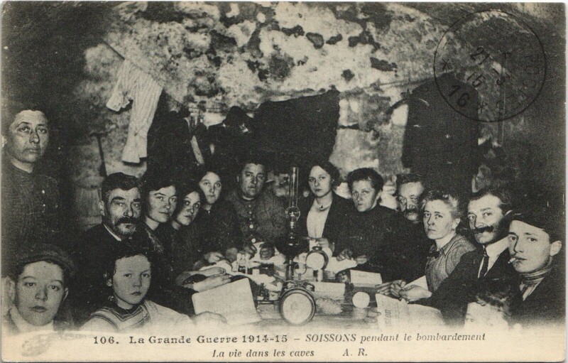 Carte postale ancienne La Grande Guerre Soissons pendant à Soissons