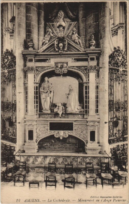 Carte postale ancienne Amiens Cathedrale Monument de l'Ange pleureur à Amiens