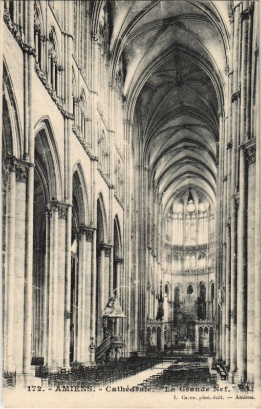 Carte postale ancienne Amiens Cathedrale Le Nef à Amiens