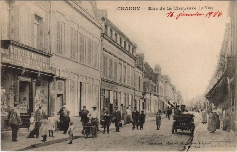 Carte postale ancienne Chauny Rue de la Chaussee à Chauny
