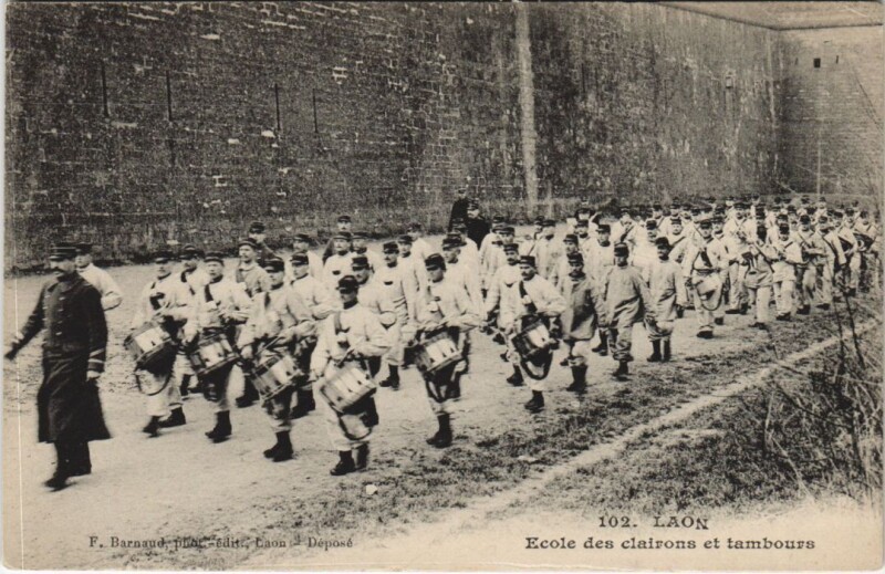 Carte postale ancienne Laon Ecole des clairons et tambours