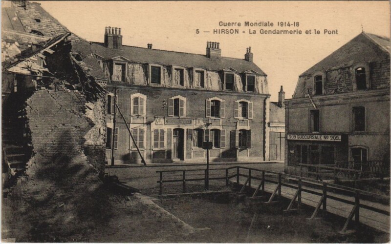 Carte postale ancienne Hirson La gendarmerie et le pont à Hirson