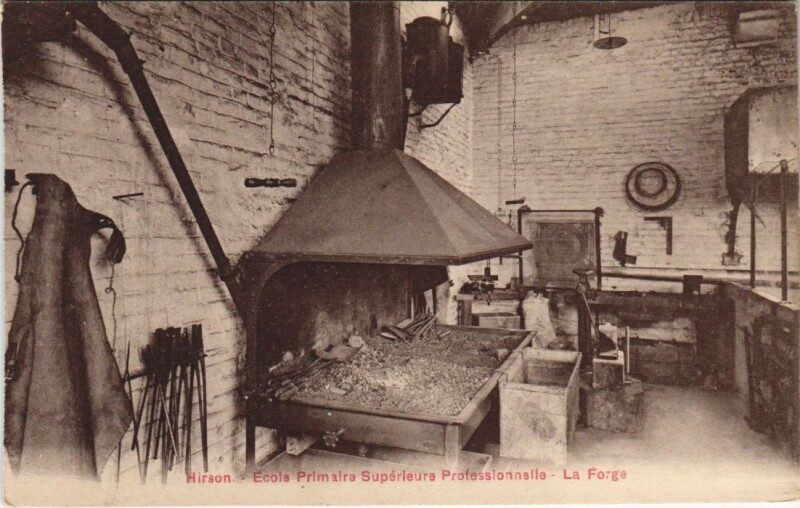 Carte postale ancienne Hirson Ecole primare superieure à Hirson