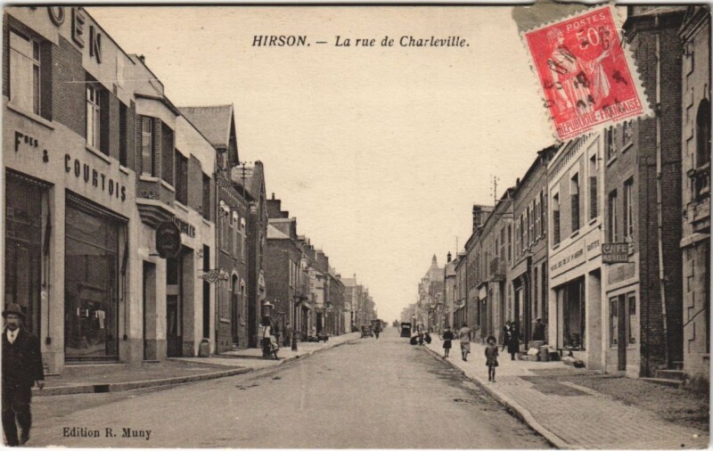 Carte postale ancienne Hirson La rue de charleville à Hirson