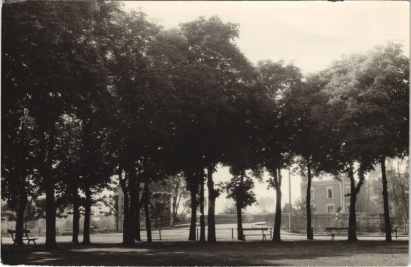 Carte postale ancienne Hirson Place foch à Hirson