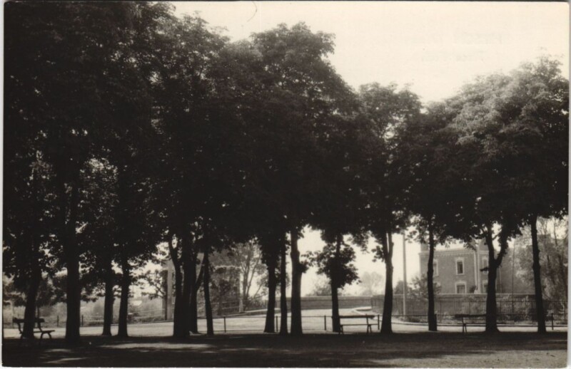 Carte postale ancienne Hirson Place foch à Hirson