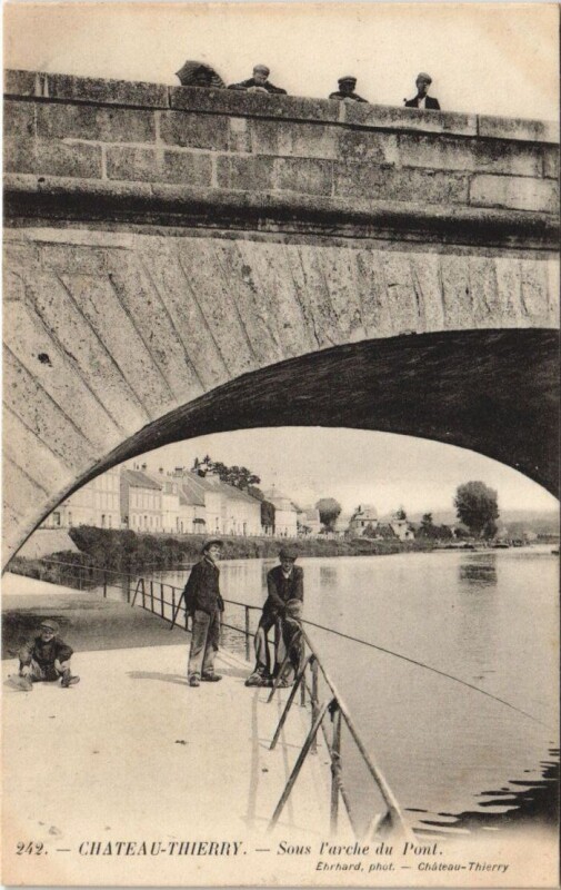 Carte postale ancienne Chateau-Thierry Sous l'arche du pont