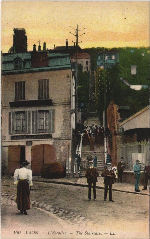 Carte postale ancienne Laon L'Escalier