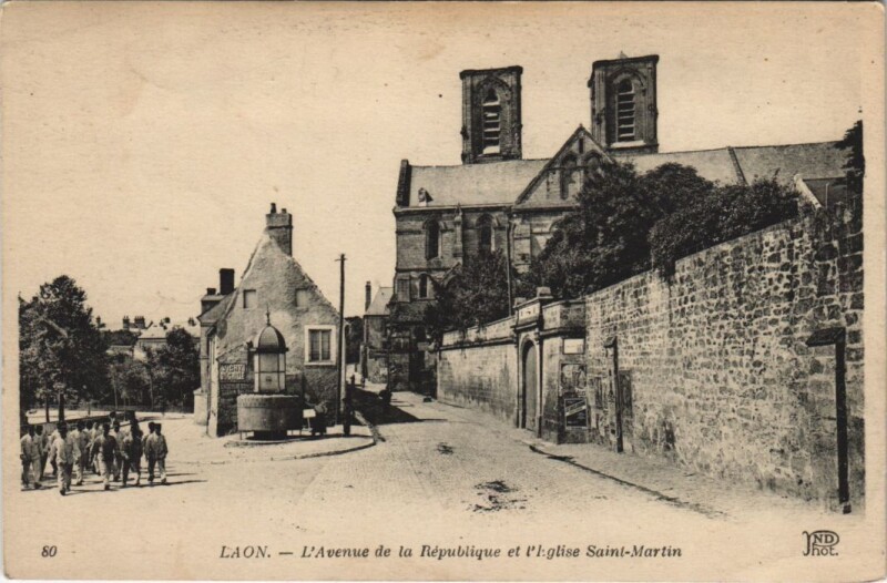Carte postale ancienne Laon L'avenue de la republique