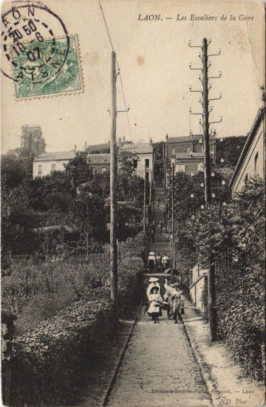 Carte postale ancienne Laon Les escaliers de la gare