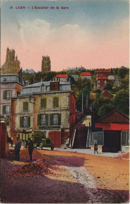 Carte postale ancienne Laon L'escailer de la gare