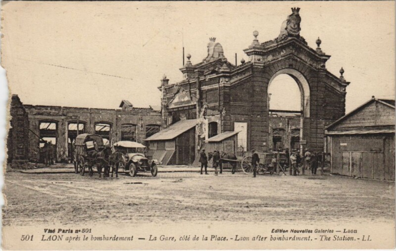 Carte postale ancienne Laon La gare cote de la place