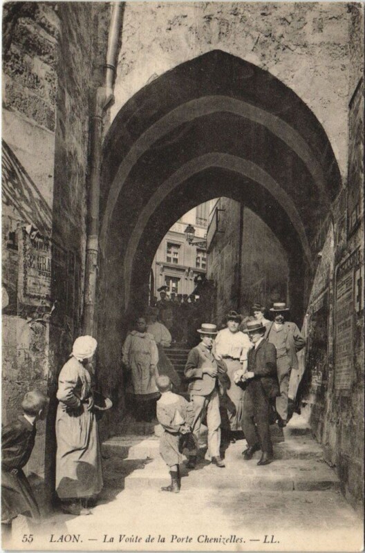 Carte postale ancienne Laon La voute de la porte