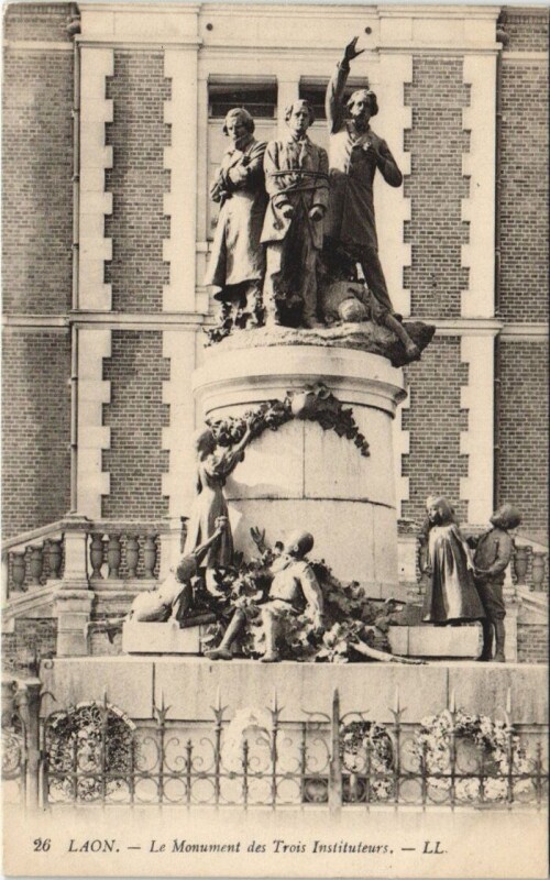 Carte postale ancienne Laon Le monument des trois