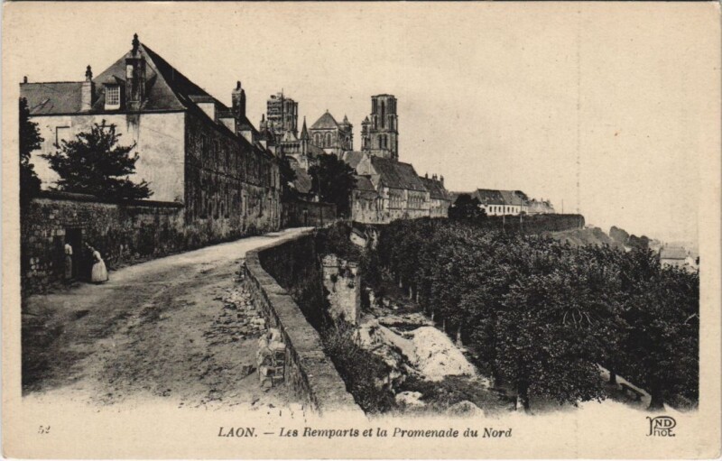 Carte postale ancienne Laon Les remparts et la