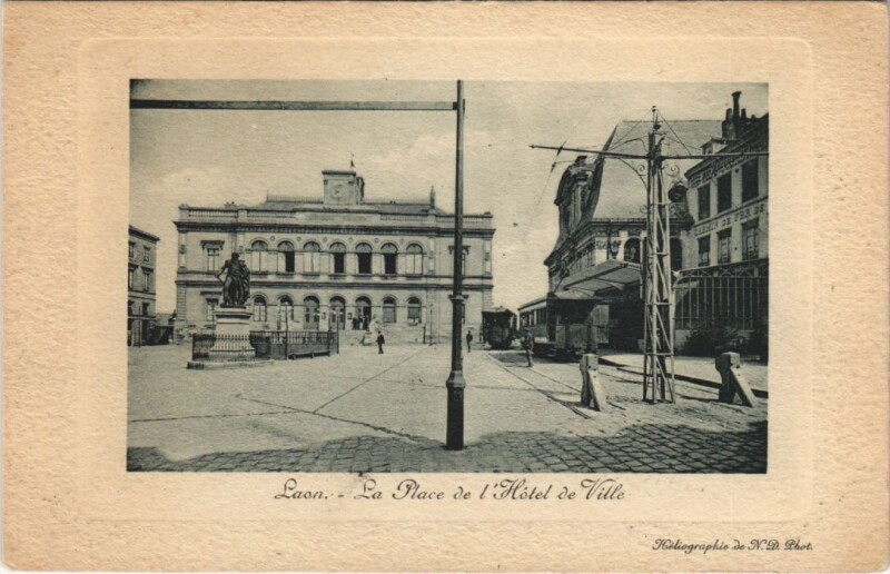 Carte postale ancienne Laon La place de l'hotel