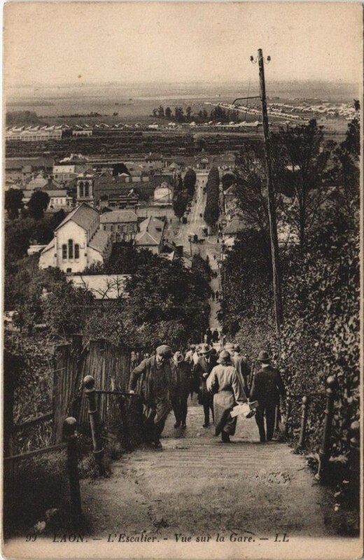 Carte postale ancienne Laon L'escalier