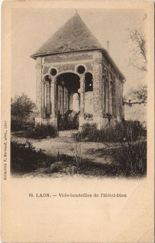 Carte postale ancienne Laon Vide bouteilles