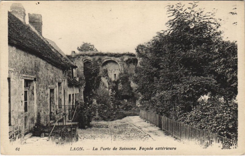 Carte postale ancienne Laon La porte de soissons à Soissons