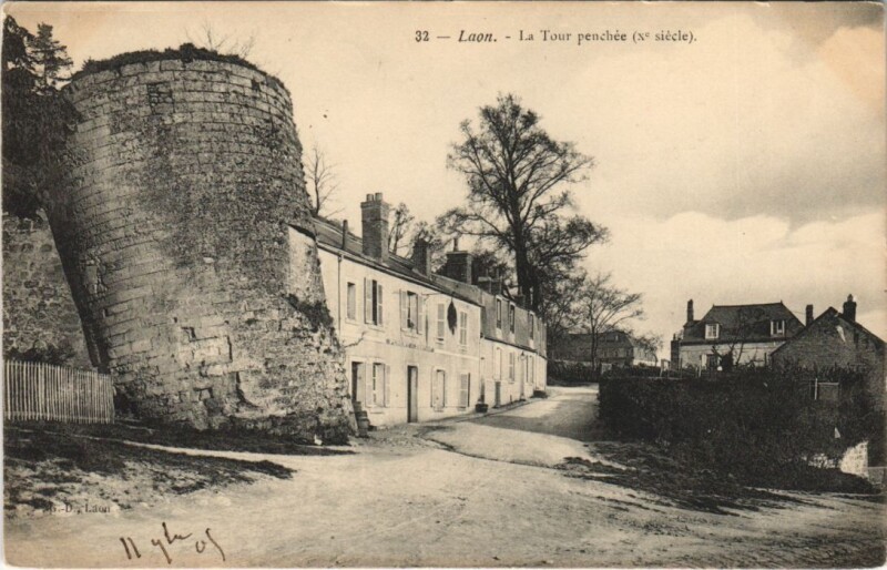 Carte postale ancienne Laon Le tour penchee