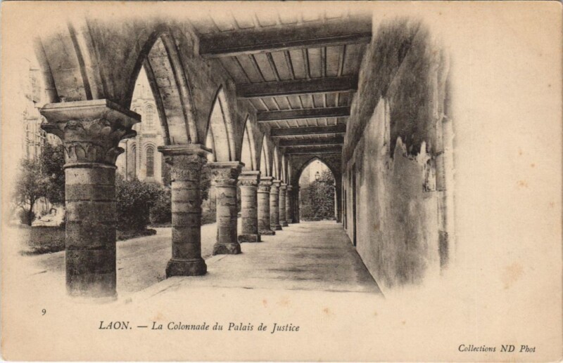 Carte postale ancienne Laon La colonnade du palais