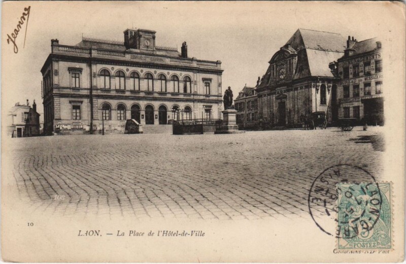 Carte postale ancienne Laon La place de l'hotel