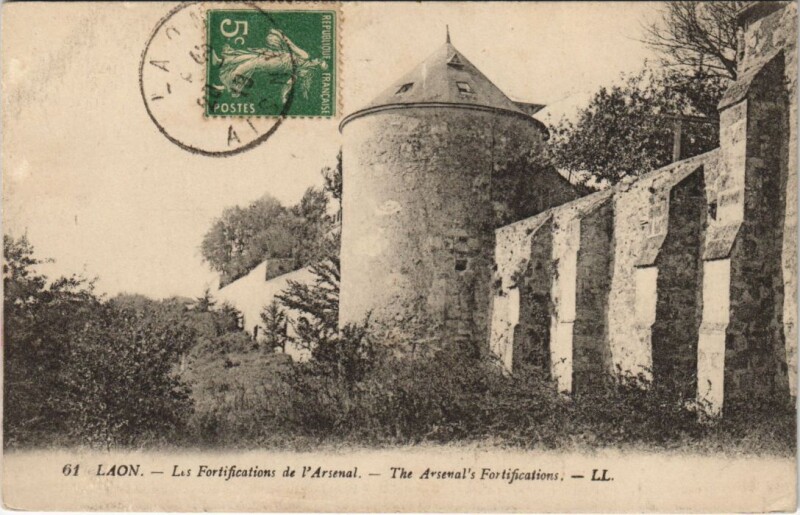Carte postale ancienne Laon Les Fortifications de l'arsenal