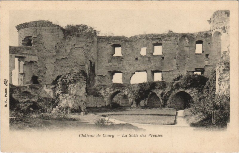 Carte postale ancienne Chateau de Coucy La salle deds preuses