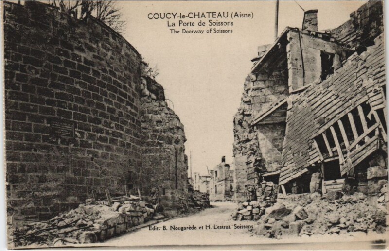 Carte postale ancienne Coucy-le-Chateau La porte de soissons à Soissons
