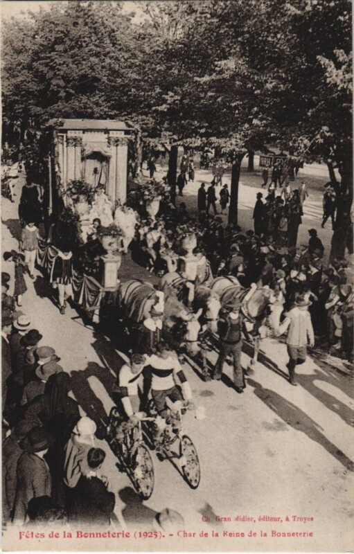 Carte postale ancienne Troyes Fetes de la Bonneterie 1925 Char le reine à Troyes